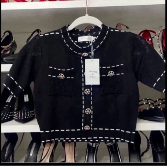 NWT Women Contrast Trim Button Detail Knit Top
Size S - Picture 5 of 9